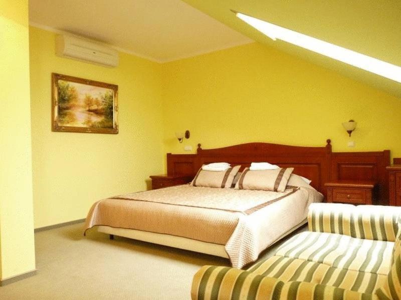 Zajazd Sokol Hotell Nienadówka Exteriör bild
