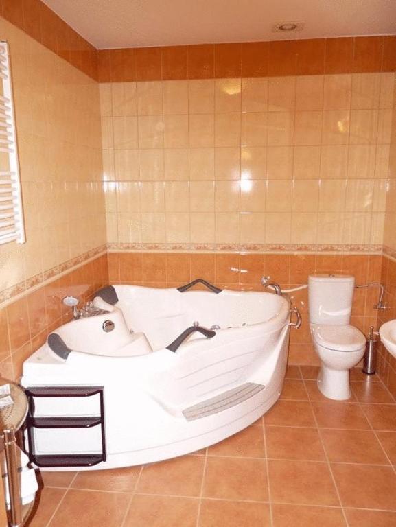 Zajazd Sokol Hotell Nienadówka Rum bild